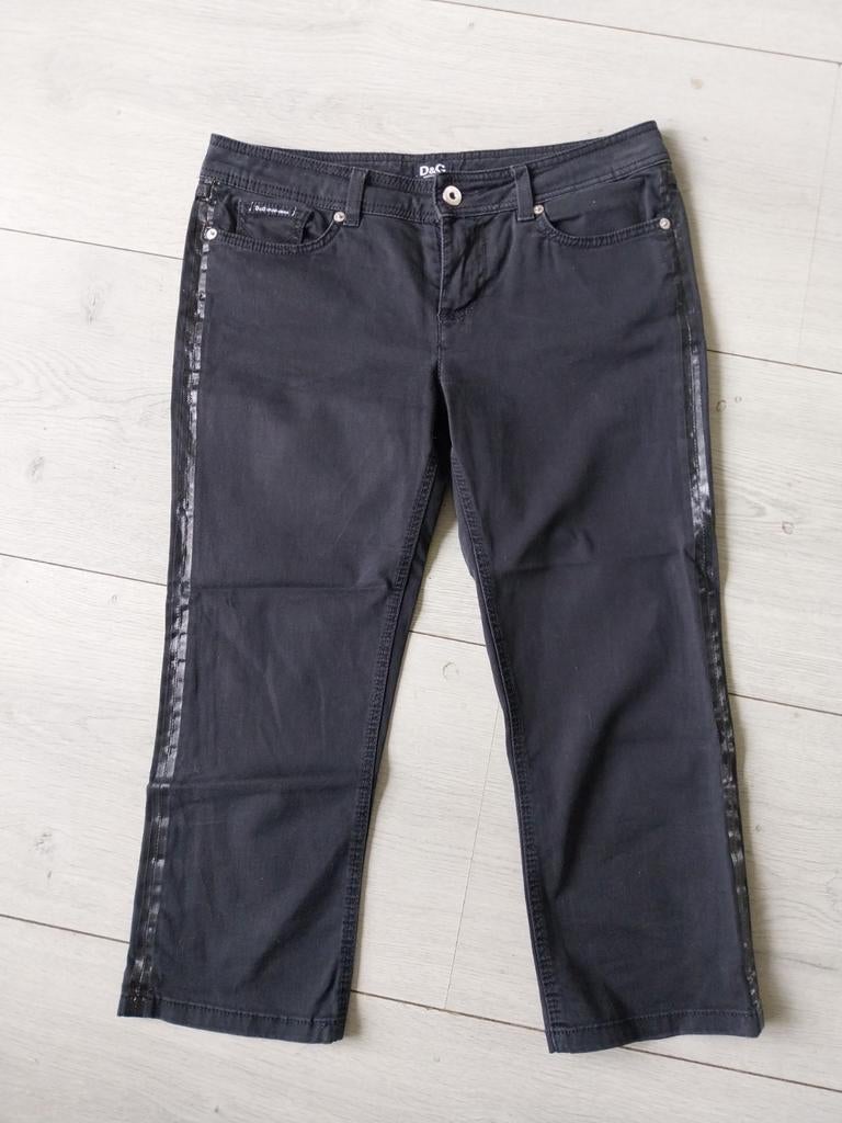 D&G Capri Broek Zwart met Zijstreep - Maat 27, Kleding | Dames, Zwart, Ophalen of Verzenden, Zo goed als nieuw, Driekwart