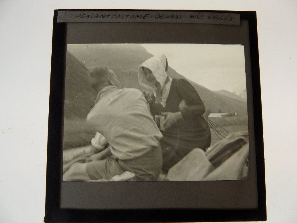 glasdia  peasant costume-bessans-arc valley  savoie, Foto, Zo goed als nieuw, Voor 1940, Buitenland