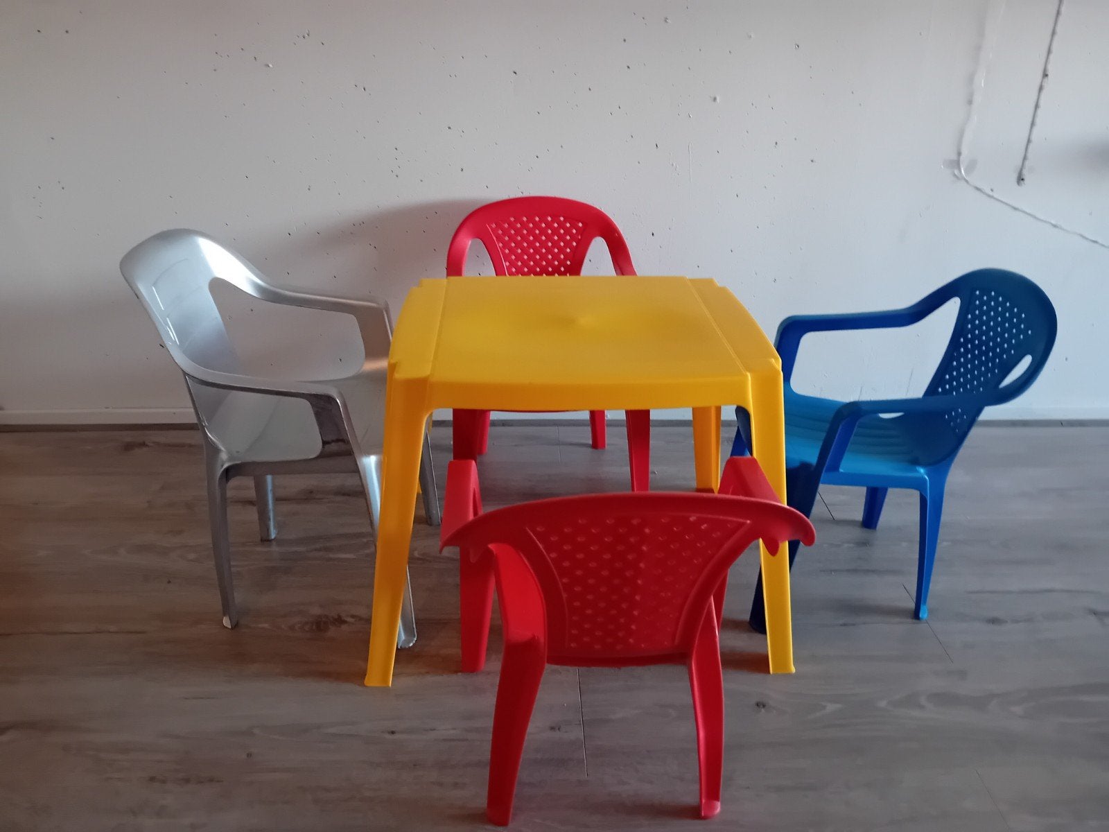 Vrolijke Kinder tafel met 4 Kleurrijke Stoelen., Ophalen, Zo goed als nieuw, Tafel(s) en Stoel(en)