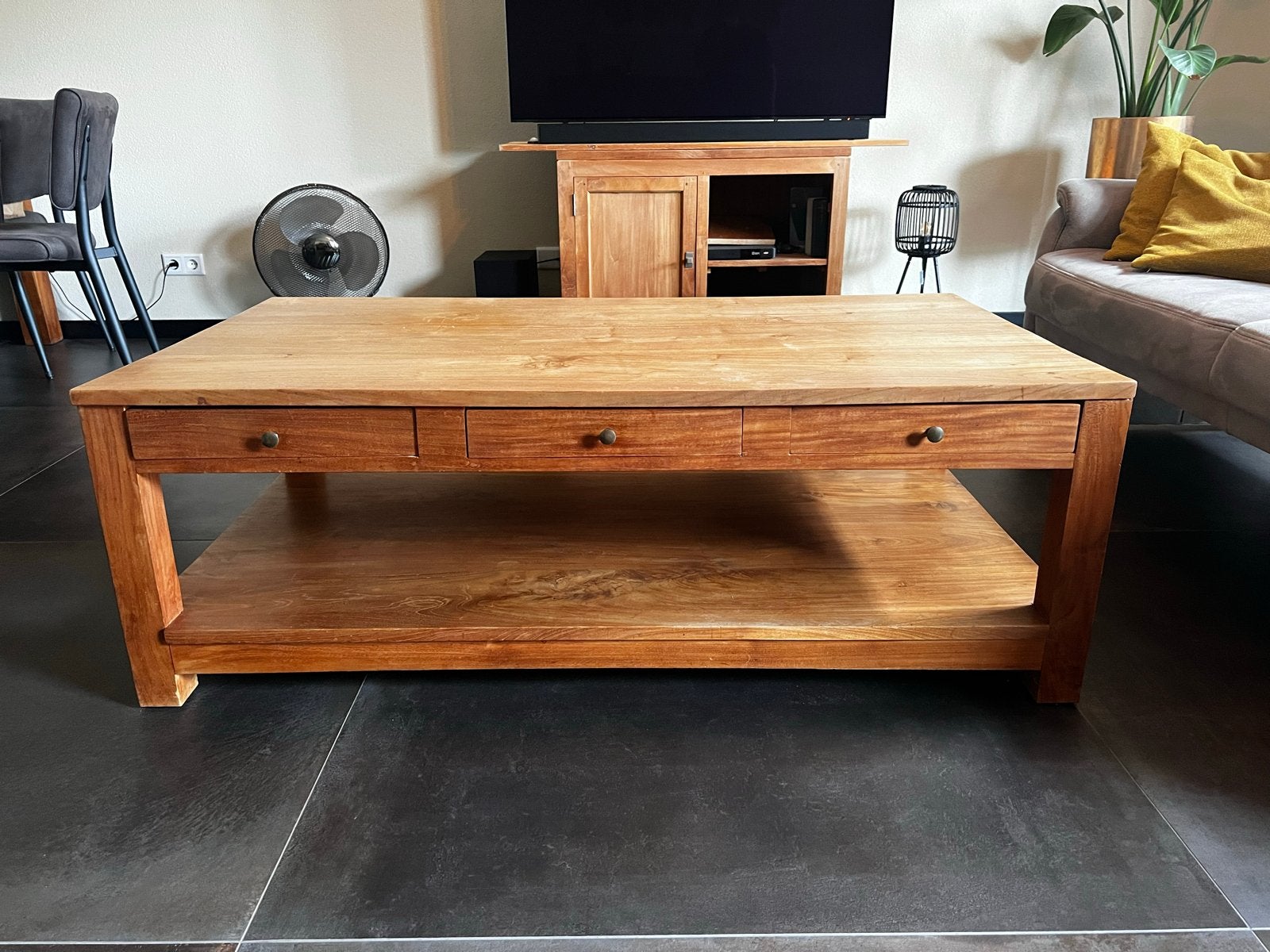 Teakhouten salontafel met 3 lades en open plank, Huis en Inrichting, Ophalen, Gebruikt, 100 tot 150 cm, Teakhout