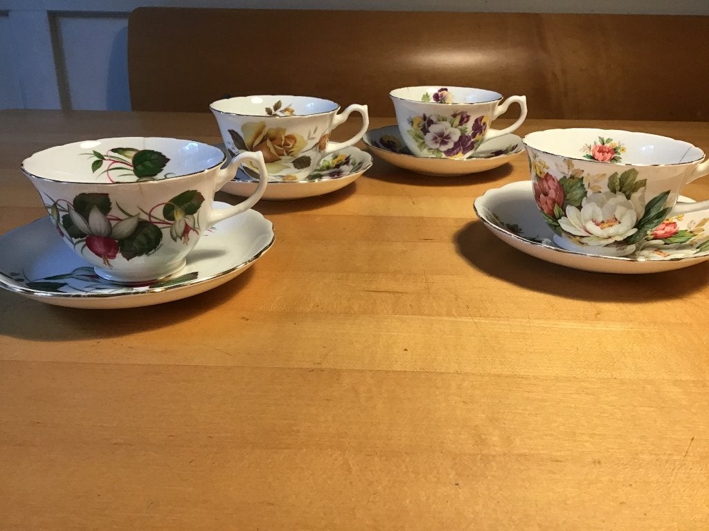 Kop en schotel (4), Ophalen of Verzenden, Zo goed als nieuw, Porselein, Kop en/of schotel