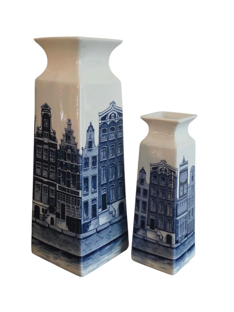 Nieuw, Heinen Delfts Blauw, set van 2 vaasjes GRACHTENHUIZEN, Overige kleuren, Aardewerk of Porselein, Ophalen of Verzenden, Industrieweg 7, 3881LB Putten