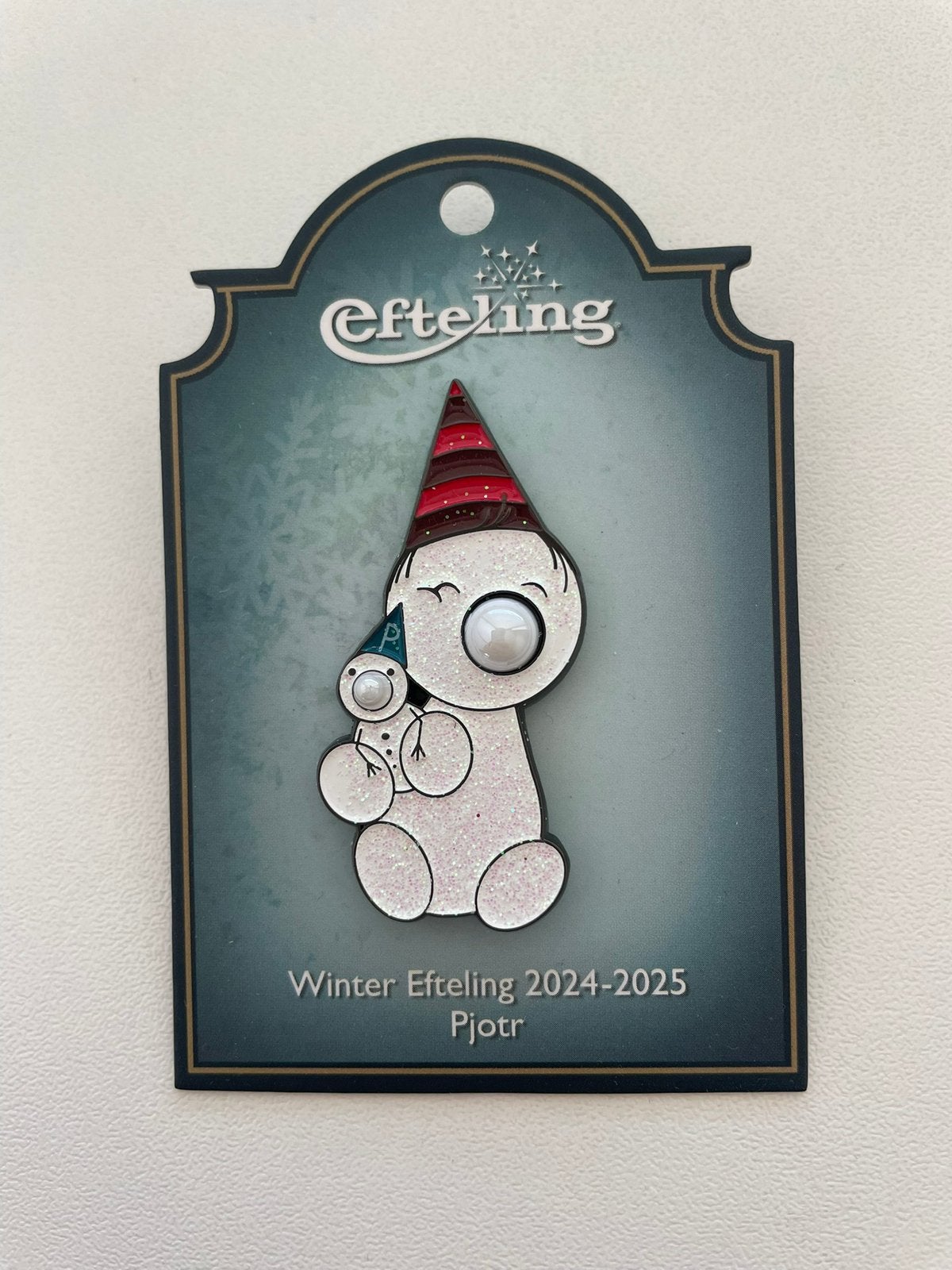 Efteling pin Winter 2024-2025 Pjotr op kaartje EPP 481, Verzamelen, Efteling, Ophalen of Verzenden, Nieuw, Button of Speldje