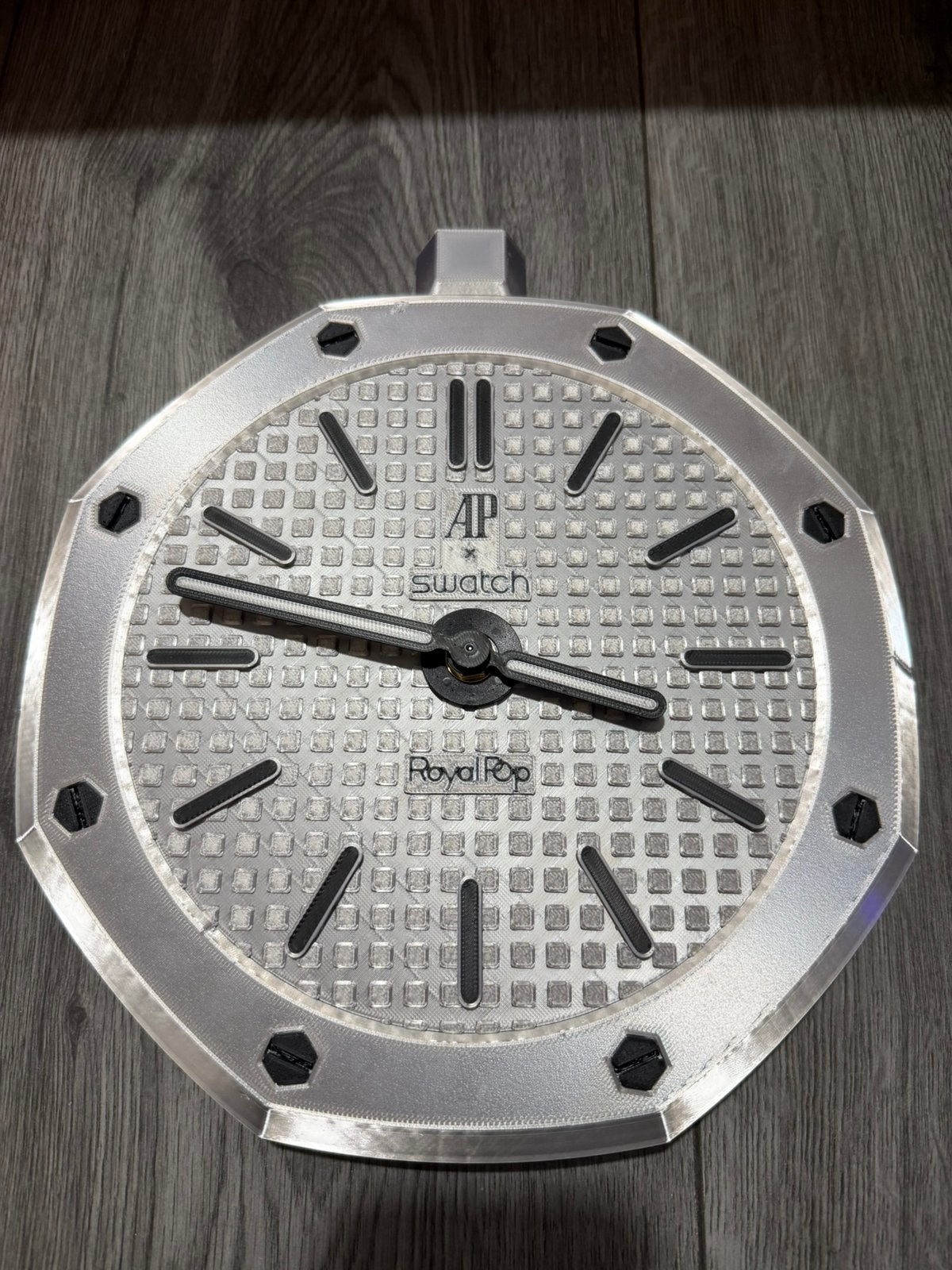 Swatch AP Wandklok Royal Pop “Silver Shadow” incl verzending, Huis en Inrichting, Verzenden, Nieuw, Wandklok