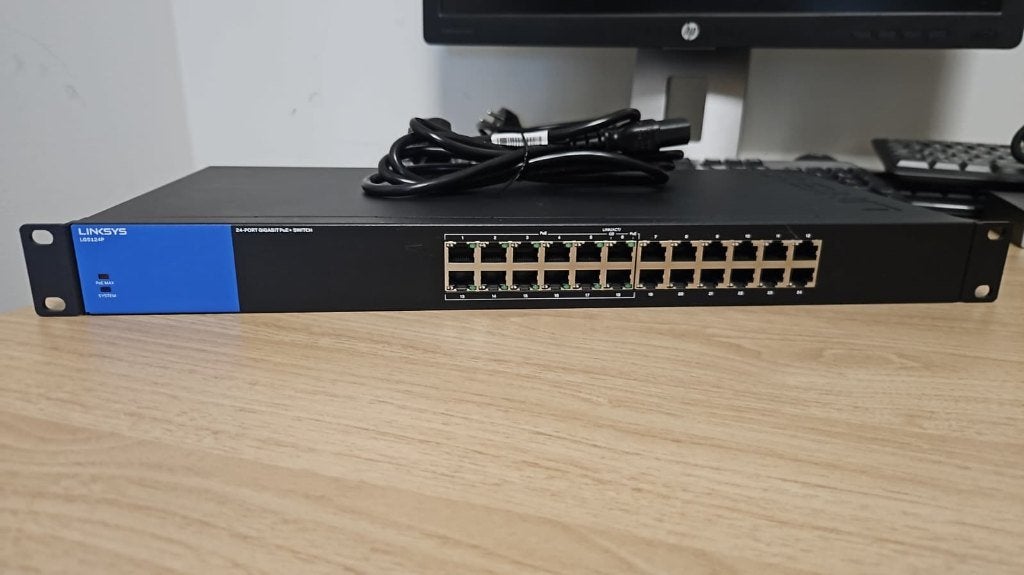 Linksys LGS124PV2 24-poorts Gigabit PoE+Switch, Ophalen of Verzenden, Gebruikt
