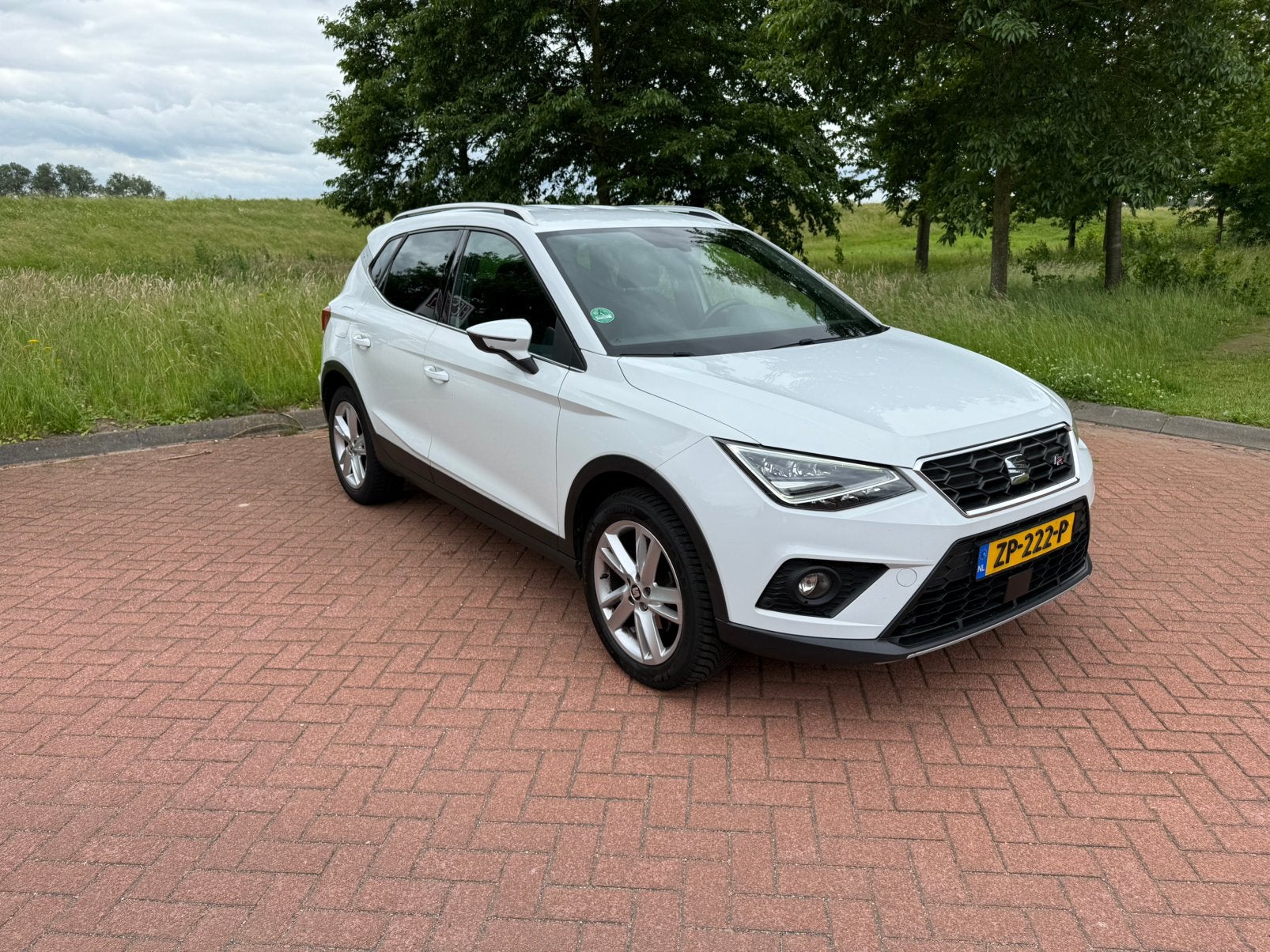 Nette Seat Arona FR 1.6 TDI 115pk (optioneel met dakkoffer), Voorwielaandrijving, 4 cilinders, Wit, Particulier