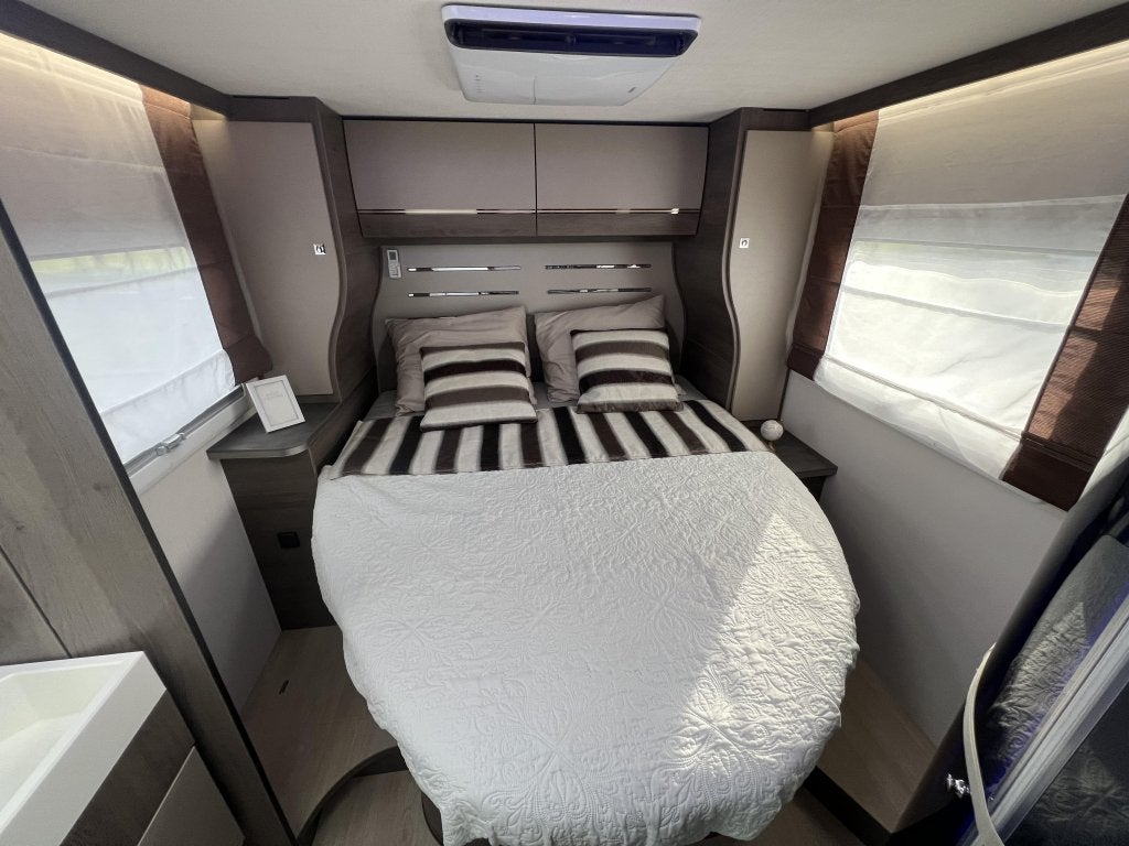 Chausson Titanium 708 QUEENSBED HEFBED F2F AUT, Caravans en Kamperen, Automaat, Ringverwarming, Ford, 7 tot 8 meter