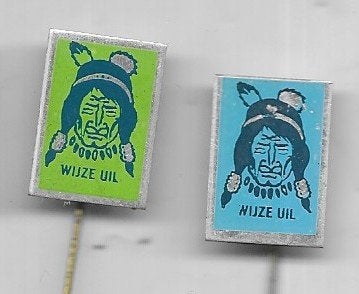 2 INDIANEN SPELDEN UIT 1 SERIE WIJZE UIL, Ophalen of Verzenden, Gebruikt, Overige onderwerpen, Speldje of Pin