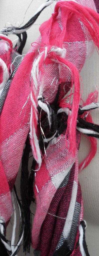 Roze/zwart geblokte vierkante sjaal met zilverdraadje, Kleding | Dames, Mutsen, Sjaals en Handschoenen, Ophalen of Verzenden, Zo goed als nieuw