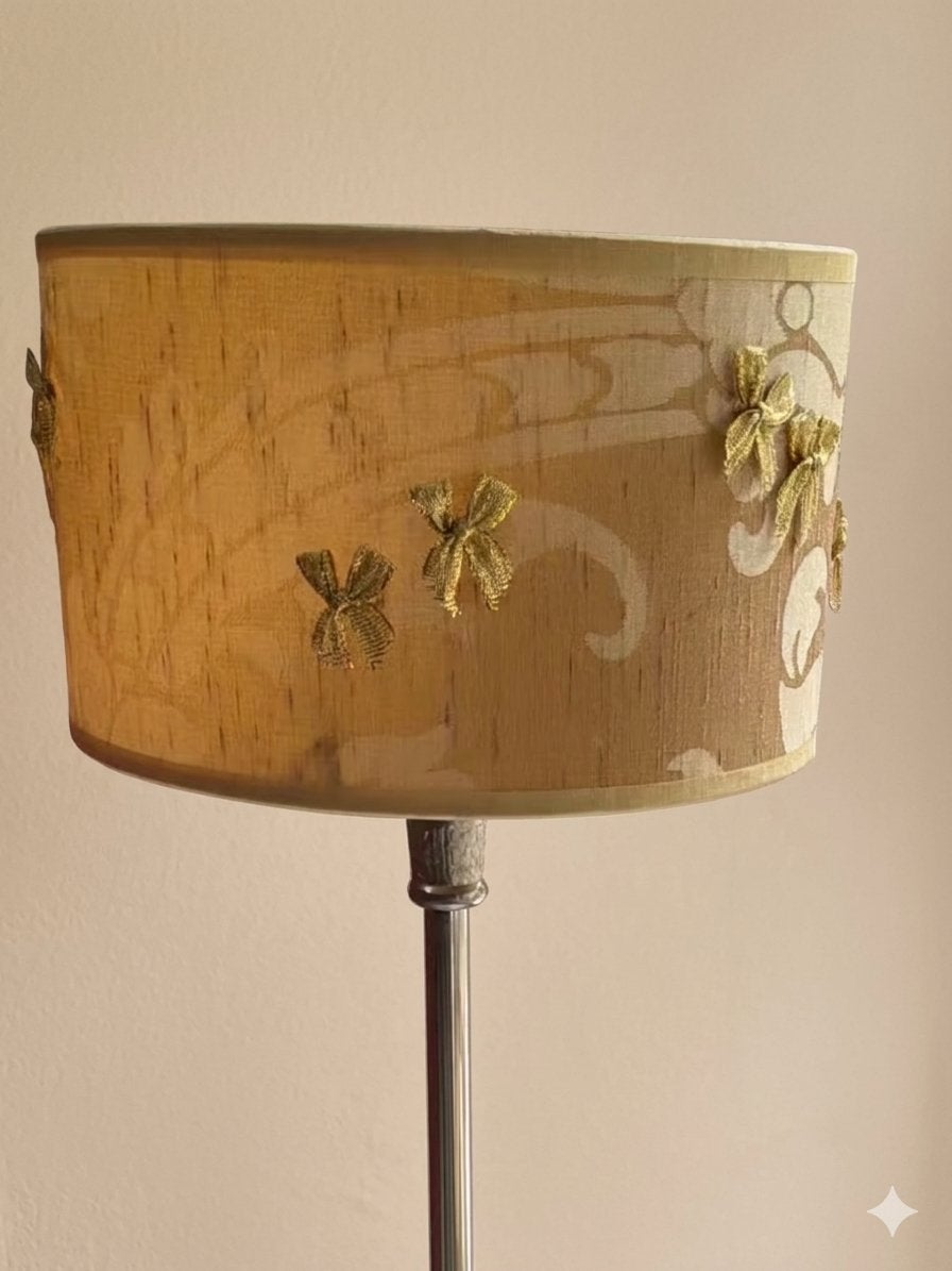 Beige/goud kleurige zijden lampenkap met af en toe strikje, Huis en Inrichting, Tafellamp, Beige, Rond, Ophalen of Verzenden