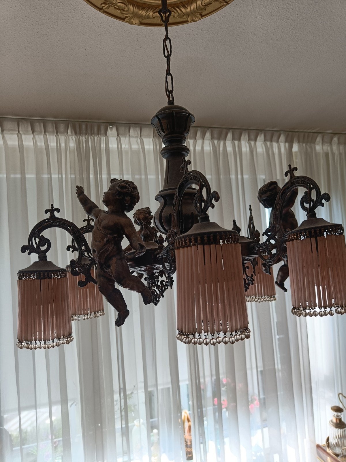 Antieke Kroonluchter met Engeltjes en Roze Kralen, Huis en Inrichting, Lampen | Kroonluchters, Gebruikt, Overige materialen, Overige fittingen