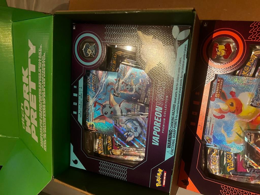 Pokémon Vaporeon VMAX & Flareon VMAX Premium Collectie, Ophalen of Verzenden, Zo goed als nieuw, Boosterbox
