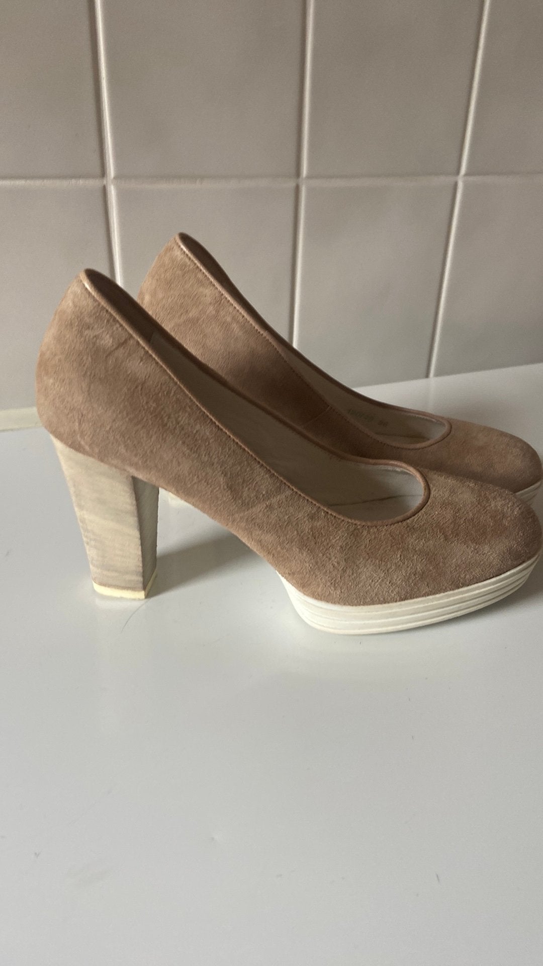 Via Vai pumps maat 36 taupe kleur suède zgan, Ophalen of Verzenden, Zo goed als nieuw, Overige kleuren