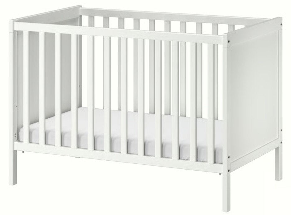 Ikea Sundvik babybed - Compleet met matras - Wit ledikant, Ophalen, Zo goed als nieuw, Minder dan 140 cm, Matras