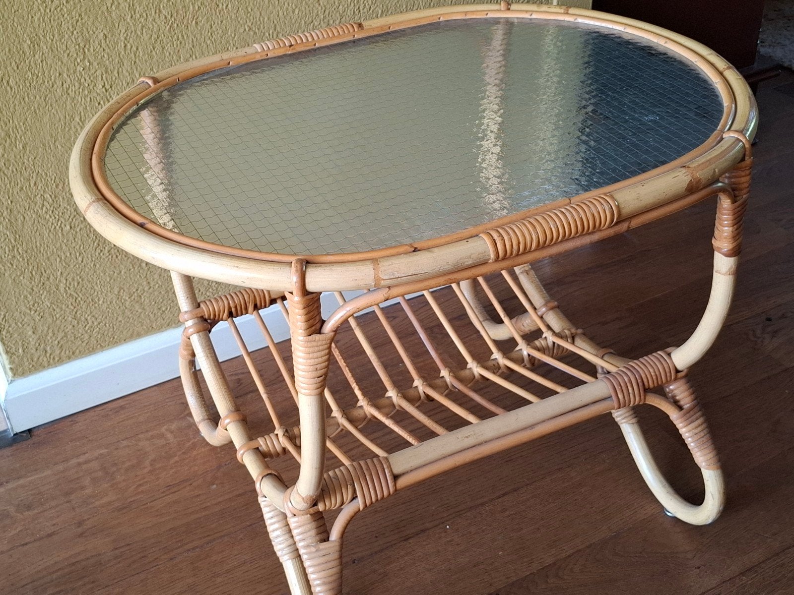 Vintage bamboe tafel met glazen blad, Ophalen, Zo goed als nieuw, Ovaal, Overige materialen