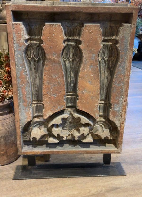 UNIEK ORNAMENT OP STANDVOET – OUD HOUTSNIJWERK. Aanbieding, Huis en Inrichting, Woonaccessoires | Lijsten, Ophalen, Breda, Nb