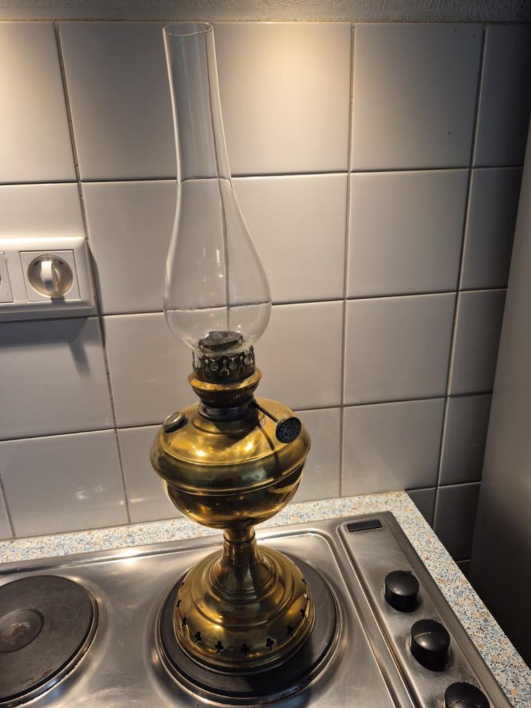 Olielamp uit Iraan, met Arabische tekst en met zonnetje, Ophalen