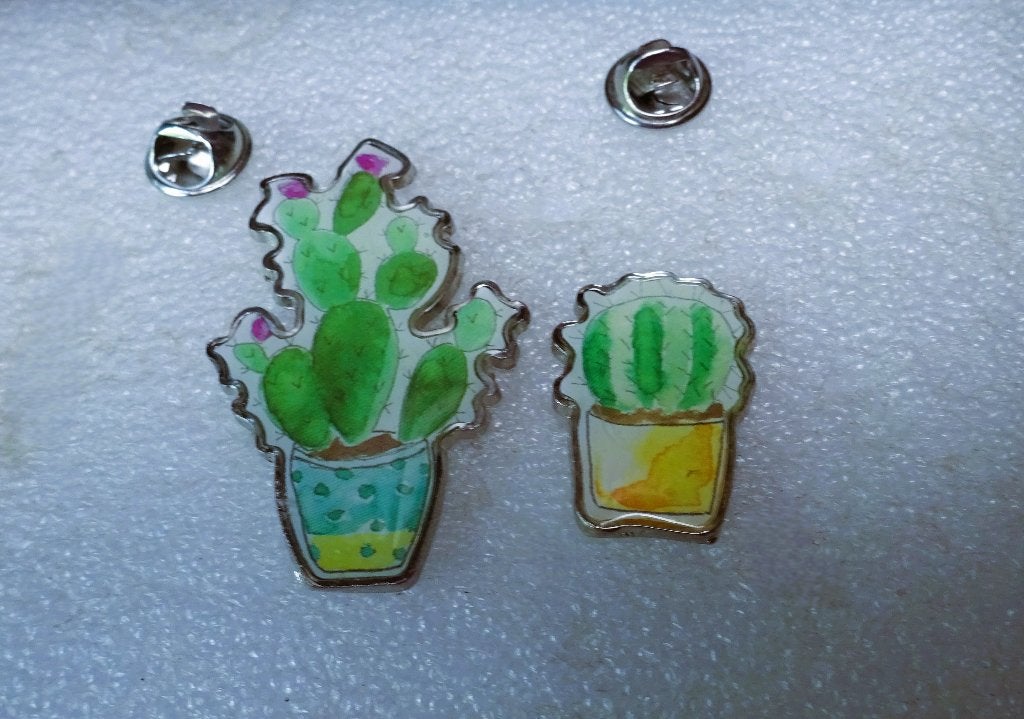 2 Broches of pinnetjes Catus in pot, Verzamelen, Ophalen of Verzenden, Zo goed als nieuw, Overige onderwerpen, Speldje of Pin