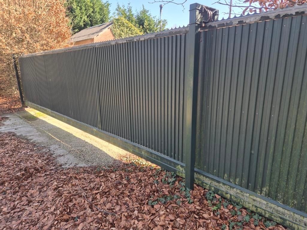 vrijdragende elektr. dichte schuifpoort  8 mtr doorrij,groen, Tuin en Terras, Tuinpoorten, Ophalen, Gebruikt, 150 tot 200 cm, Hout