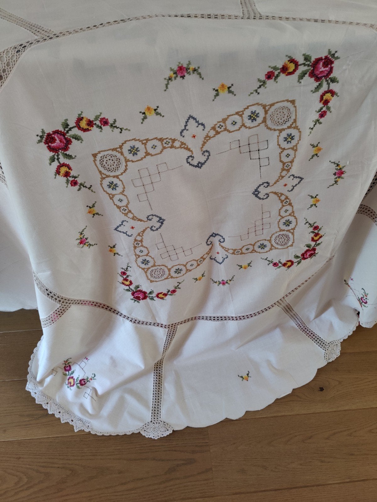 Geborduurd rond rozen tafelkleed met servetten nieuw, Verzenden