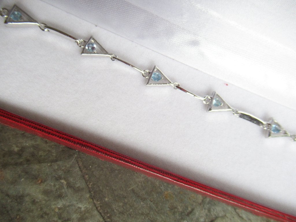 ARMBAND met licht blauwe steentjes Nieuw in originele doos, Nieuw, Ophalen of Verzenden, Zilver, Zilver