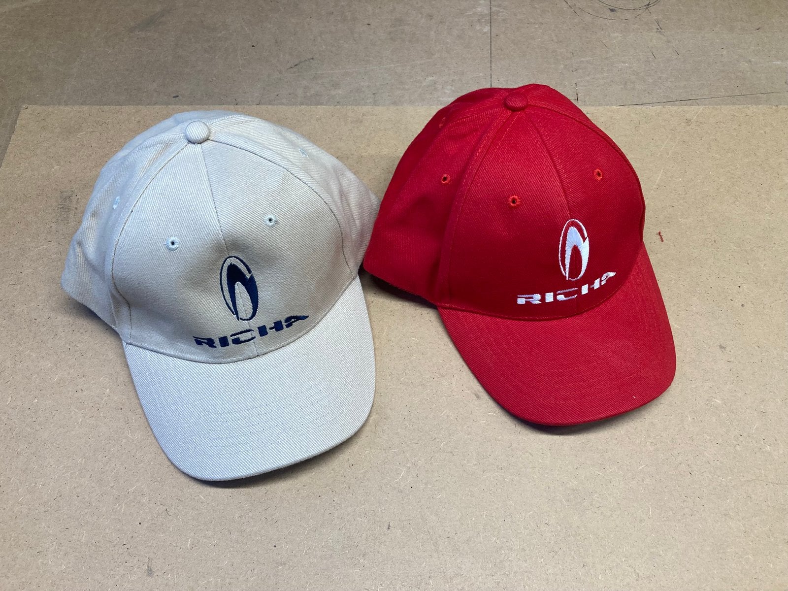 Nieuwe petten / caps rood en/of beige RICHA (ook als partij), Nieuw, Pet, Richa, One size fits all