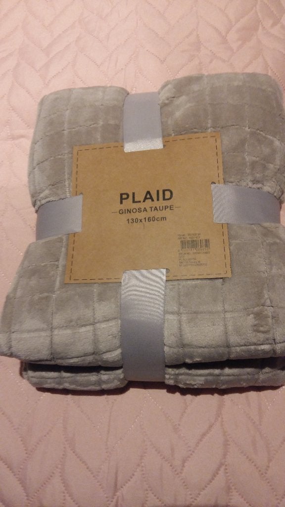 Nieuwe plaids in de kleur taupe. 130x160 cm 2 voor € 25.-, Ophalen, Nieuw, Plaid