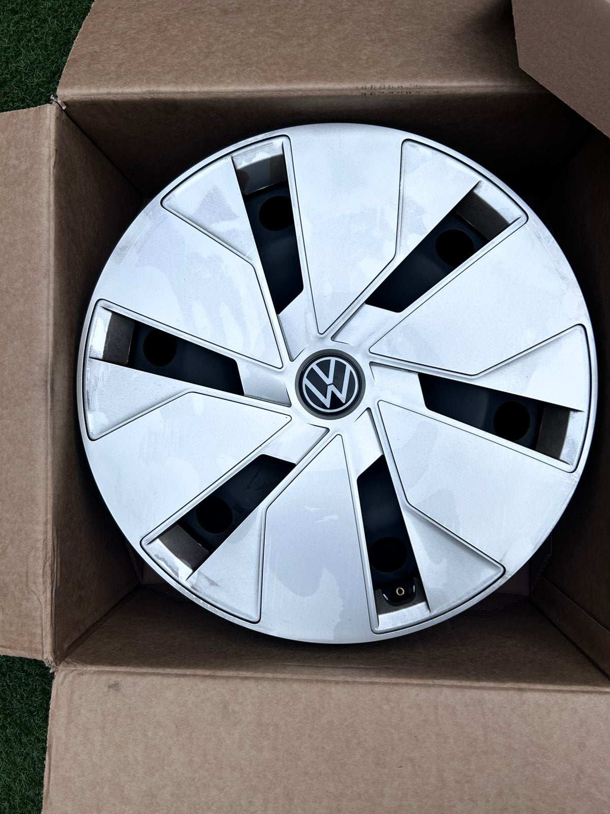 4 zwarte stalen 18 inch velgen met Volkswagen wieldoppen, Auto diversen, Ophalen, Zo goed als nieuw