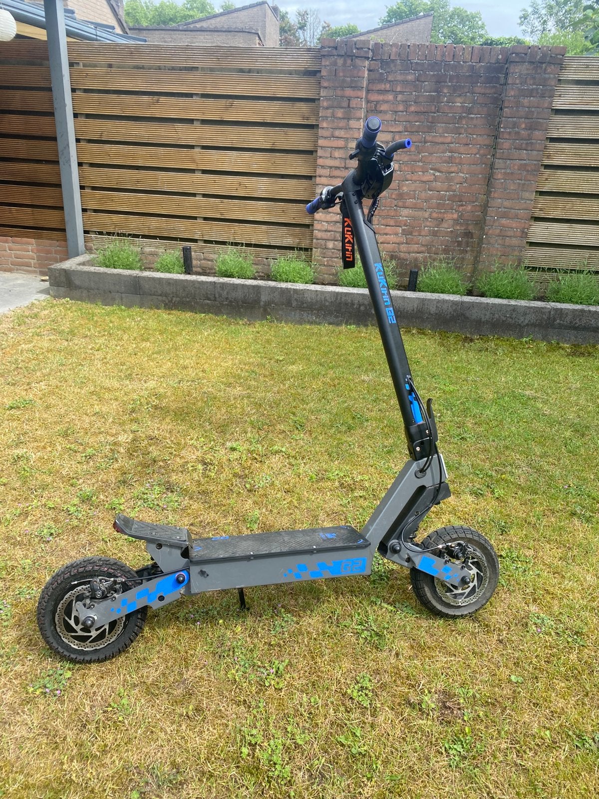 Blauwe custom | Kukirin g2 58KMH, Fietsen en Brommers, Steps, Zo goed als nieuw, Gewone step, Ophalen
