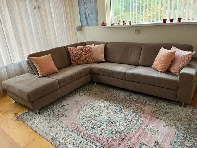 Elegante bescheiden taupekleurige hoekbank van Montel, Ophalen, 250 tot 300 cm, Hoekbank, 75 tot 100 cm