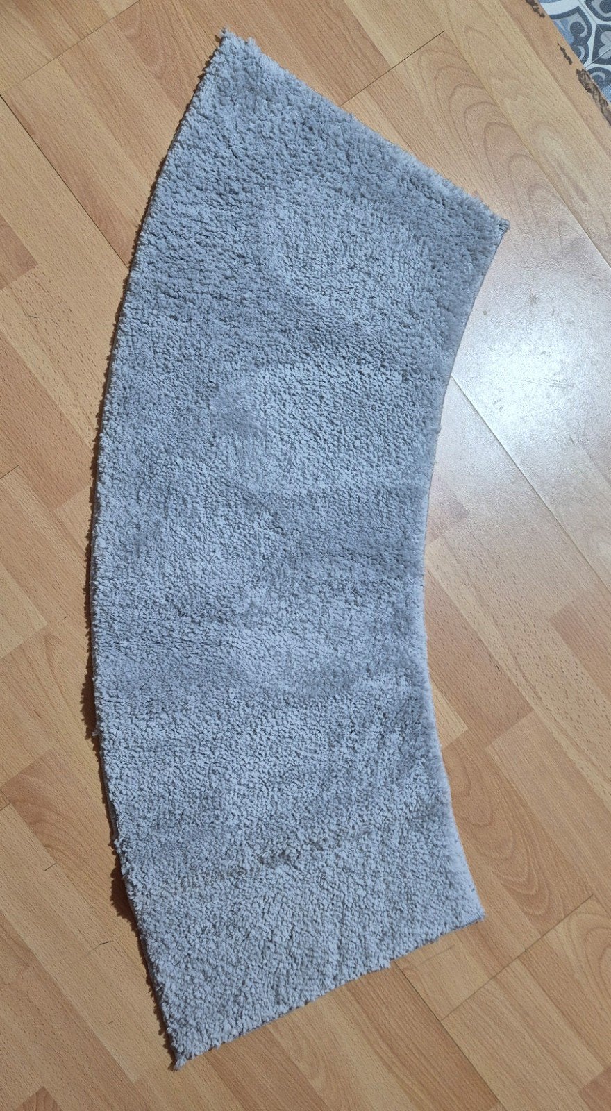 Nieuwe zachtevgrijze curved douche- of wc-mat, 1 meter, Ophalen of Verzenden, Nieuw, Grijs, Badmat