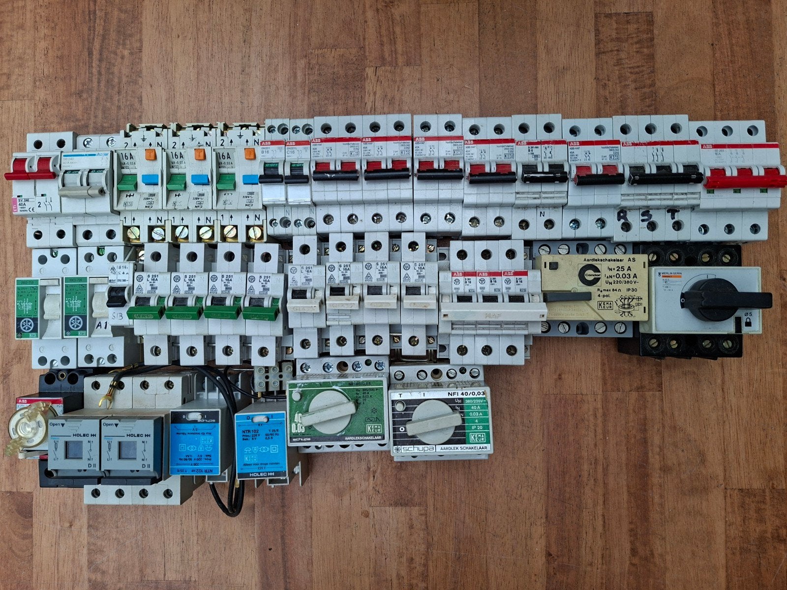 Grote partij diverse elektrische componenten en schakelaars, Ophalen, Gebruikt, ABB, Aardlekschakelaar