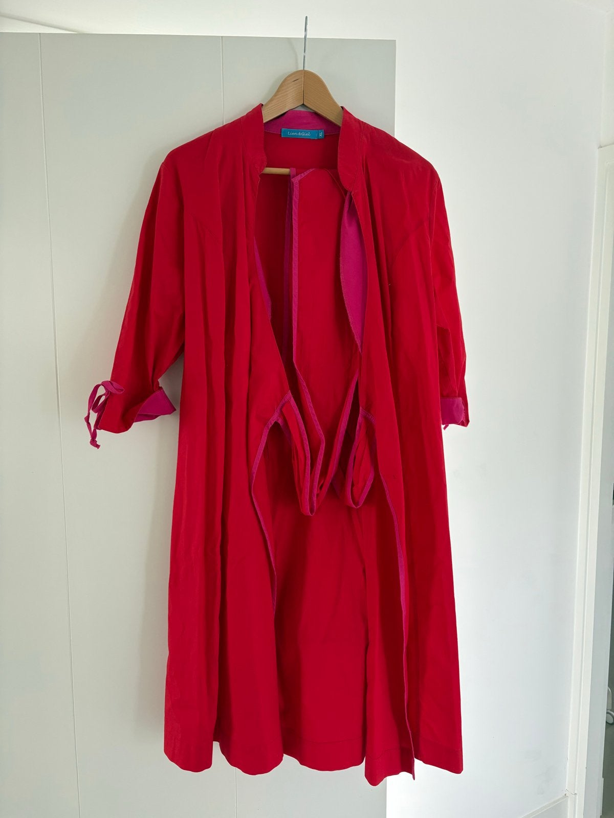 Lien & Giel Jurk Maat XL - Levendig Rood met Roze Details, Ophalen of Verzenden, Zo goed als nieuw, Maat 46/48 (XL) of groter