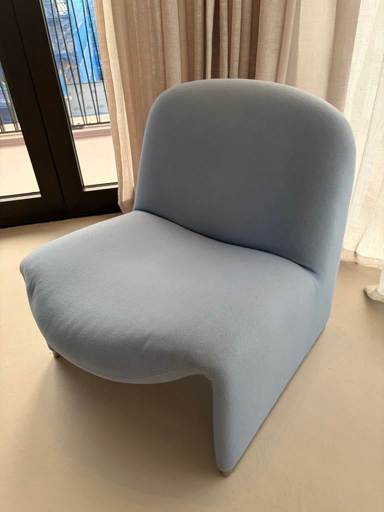 Moderne lichtblauwe fauteuil van Artiforte model Alki, Huis en Inrichting, Stoelen, Gebruikt, Eén, Stof, Blauw, Ophalen