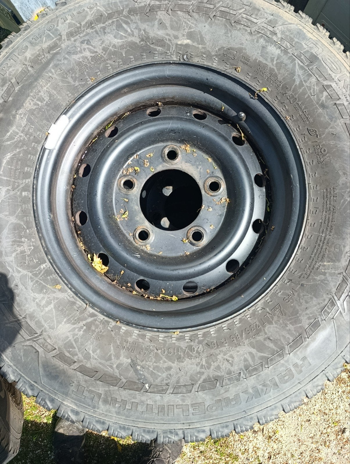Nokian Hakkapeliitta LT3 235/85 R16 op stalen velgen, Ophalen, 16 inch, Winterbanden, Banden en Velgen