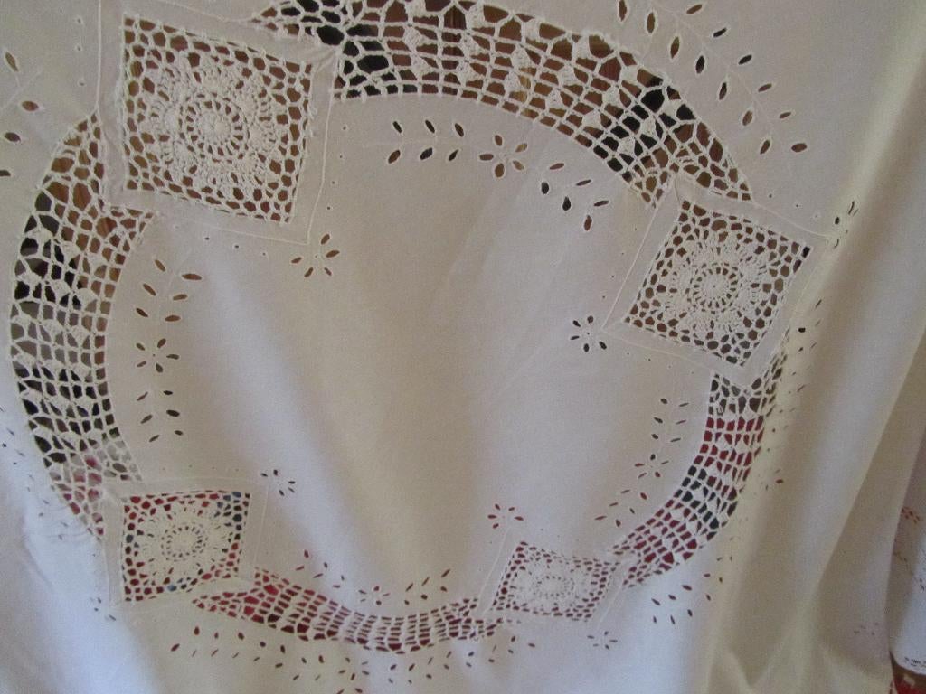 Rond tafelkleed wit met gehaakte gedeeltes, Antiek en Kunst, Antiek | Kleden en Textiel, Verzenden