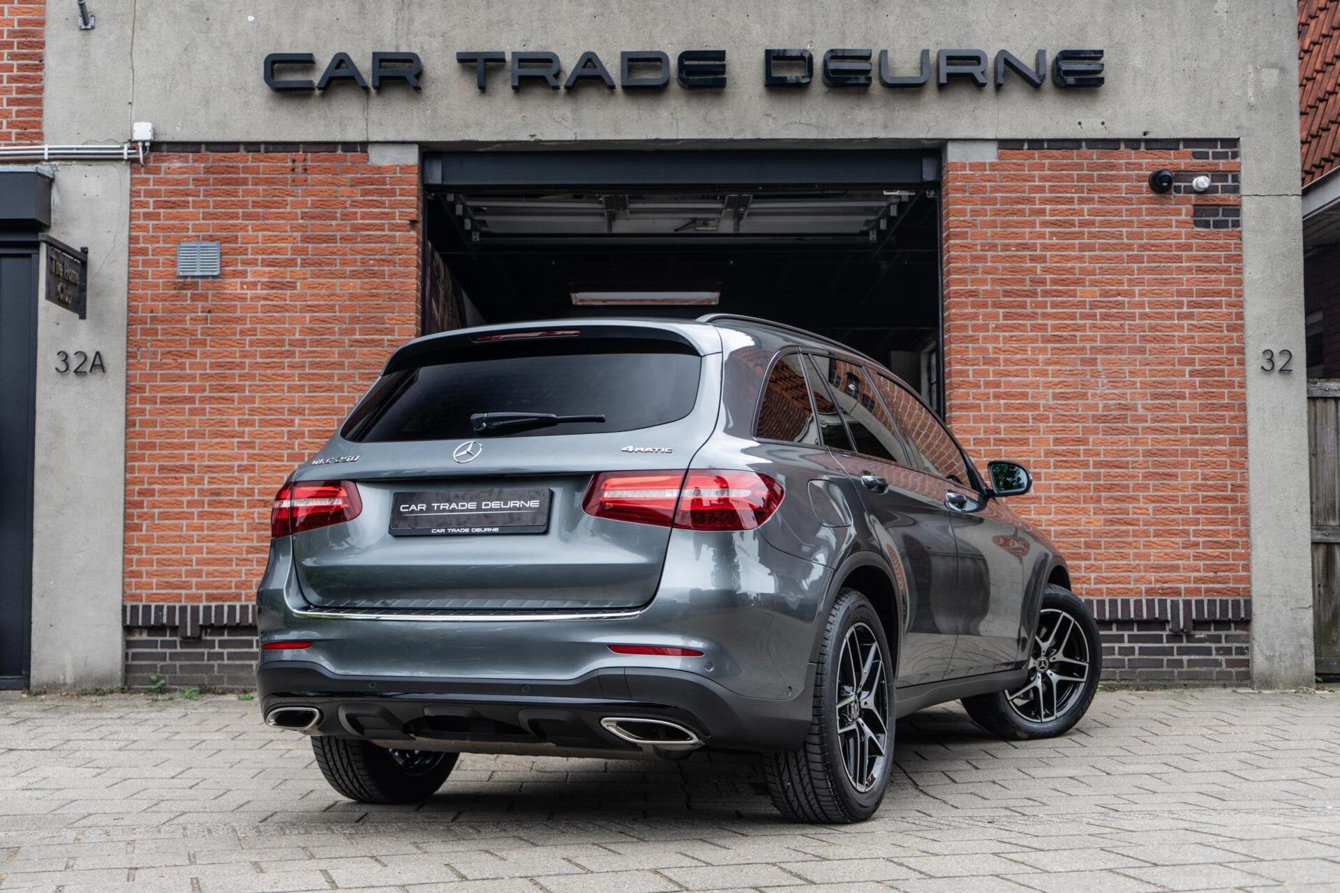 Mercedes GLC-klasse 250 4MATIC AMG Pano / Trekhaak / Camera, Auto's, Zwart, 4 cilinders, 2500 kg, Leder