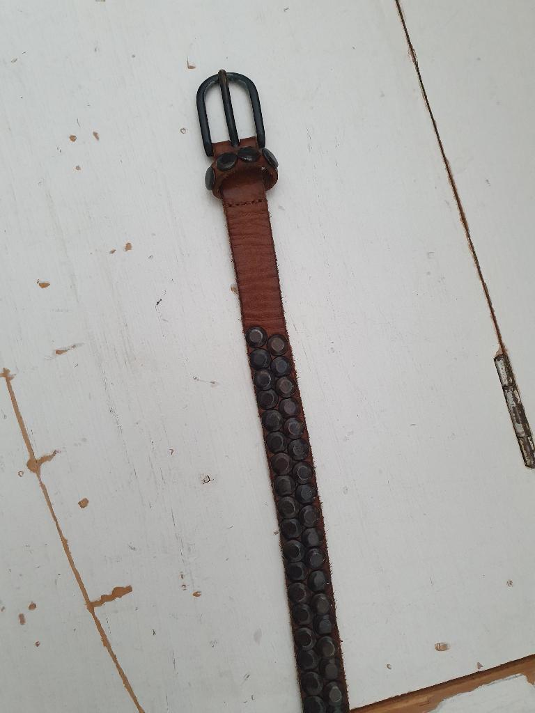 Riem: Leren studs riem van het Merk Cowboysbelt Kopenhagen, Ophalen, Cowboybelt, Gedragen, Overige kleuren