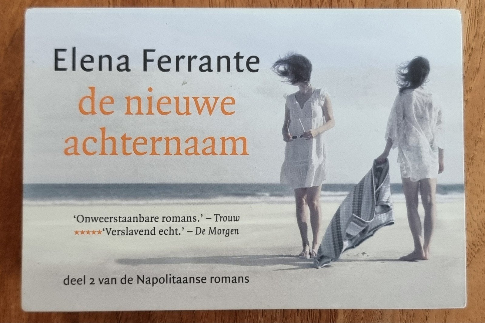 De nieuwe achternaam - Elena Ferrante - dwarsligger - IZGST, Boeken, Ophalen of Verzenden, Zo goed als nieuw, Elena Ferrante