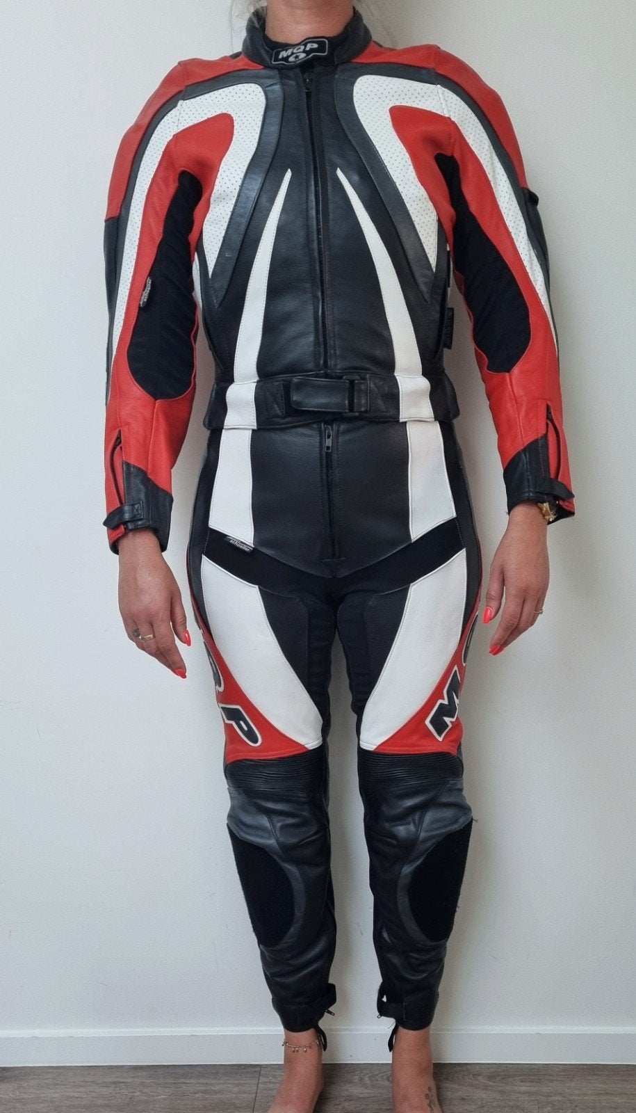 MQP motorpak 2-delig leren motorpak maat L 40 rood/zwart/wit, Motoren, Kleding | Motorkleding, Combipak, MQP, Kinderen, Ophalen of Verzenden