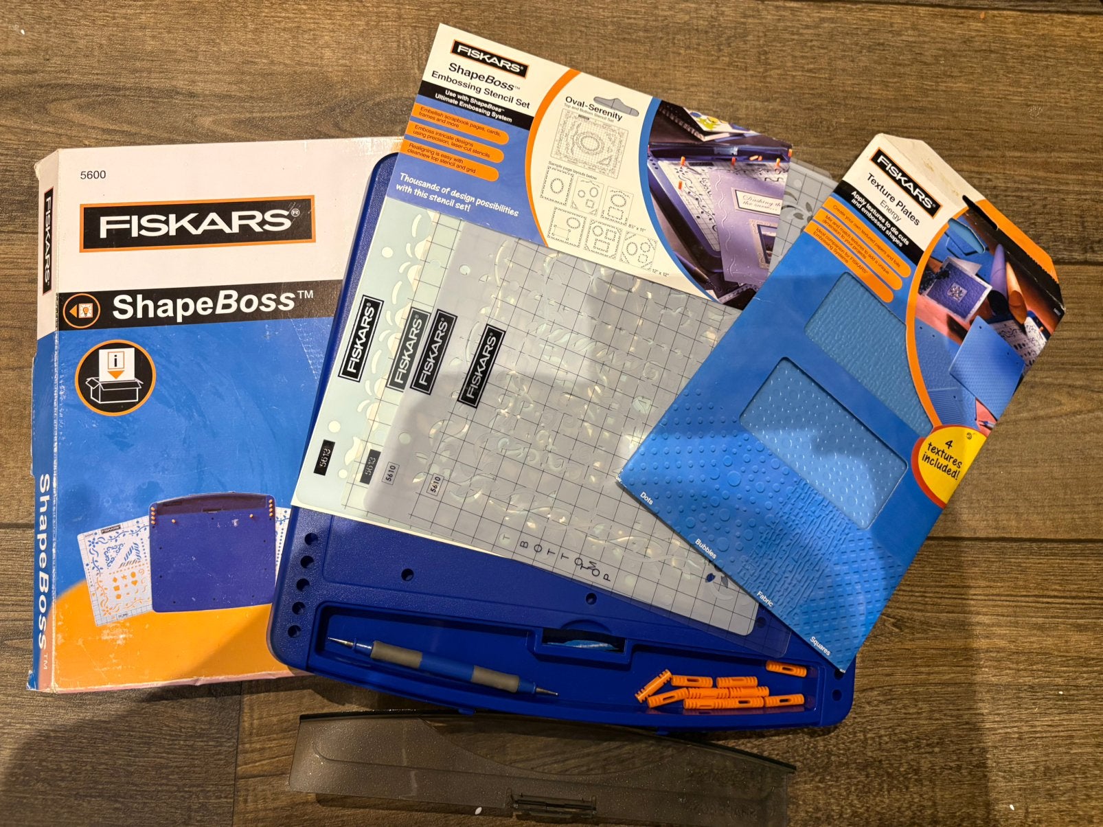 Fiskars shapeboss embossing systeem, Hobby en Vrije tijd, Ophalen of Verzenden, Zo goed als nieuw