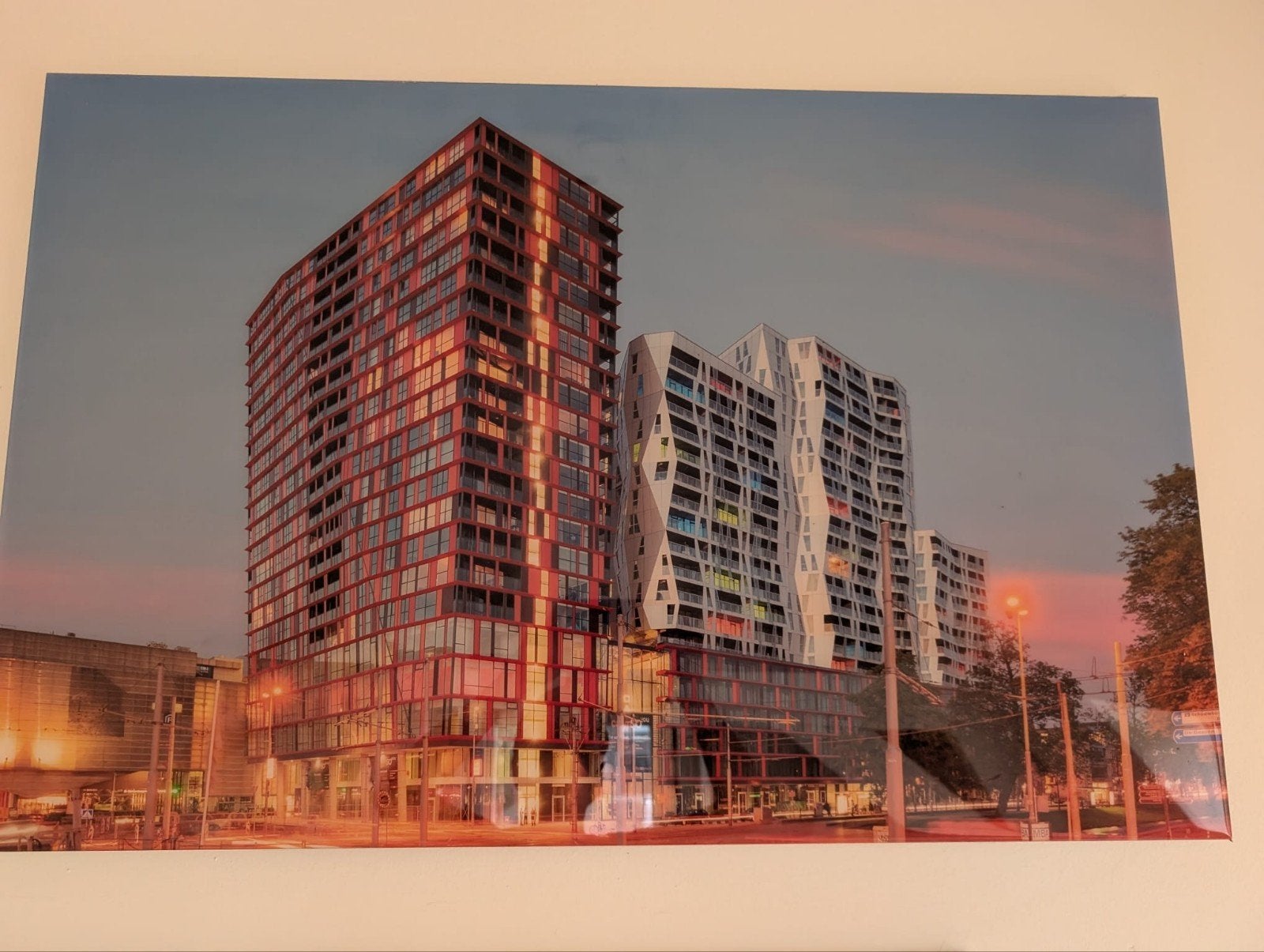 Rotterdam Architectuur Poster De Calypso bij Avond Fotoprint, Verzamelen, Ophalen of Verzenden, A1 t/m A3, Overige onderwerpen