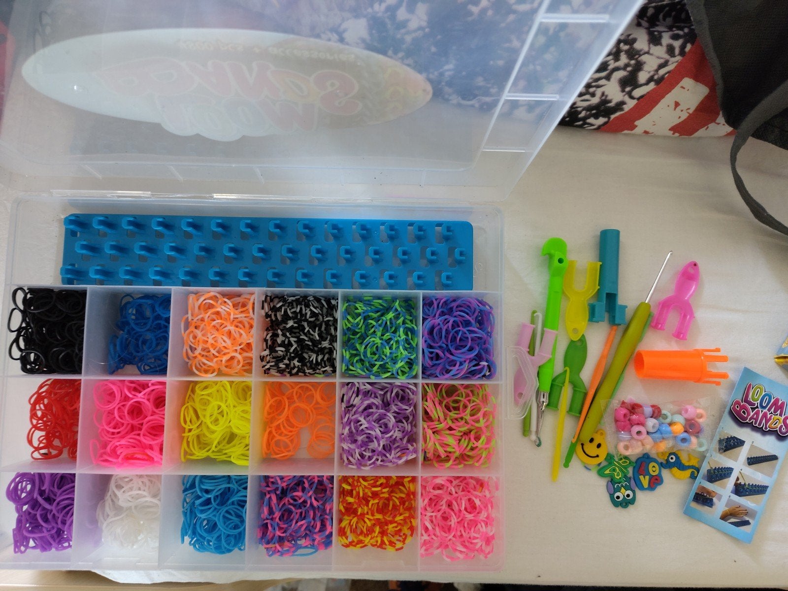 Complete loom set met accessoires en opbergdoos, Hobby en Vrije tijd, Knutselen, Zo goed als nieuw, Ophalen of Verzenden