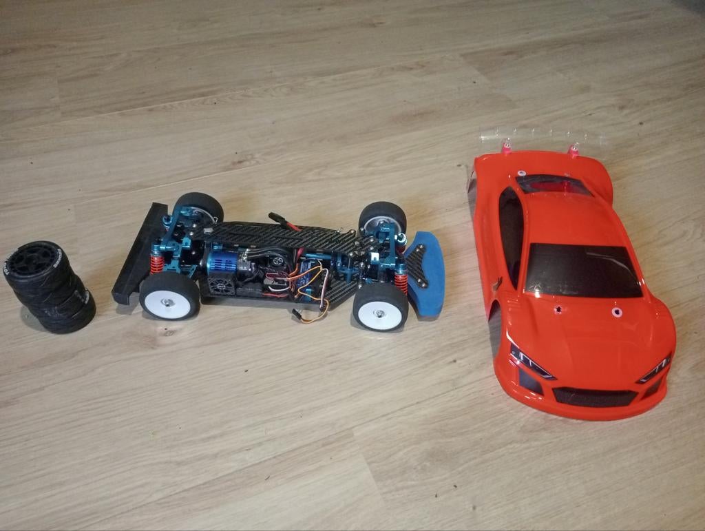 Carinho 1/10 RC auto, zo goed als nieuw, met upgrades, Ophalen of Verzenden