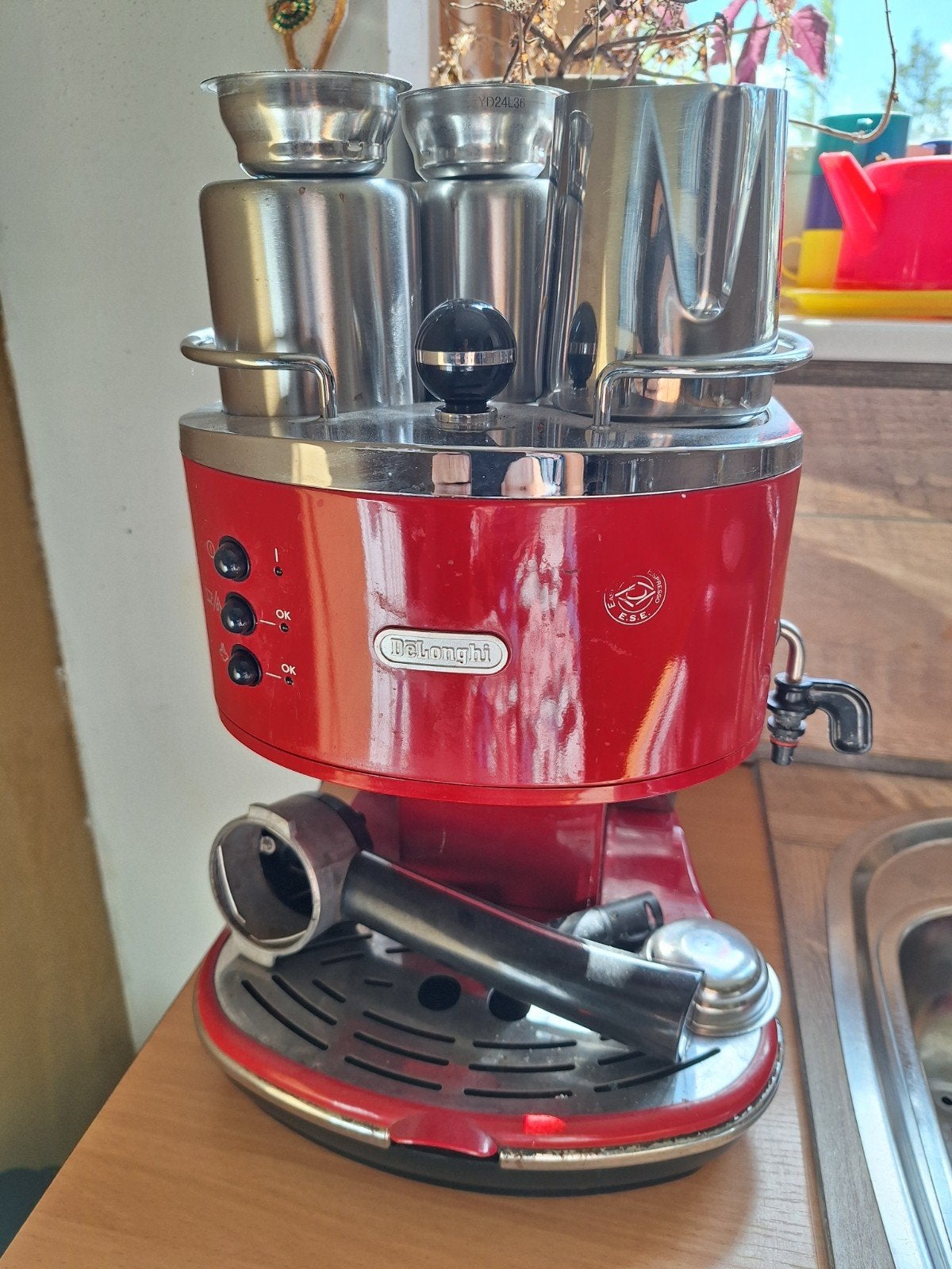 DeLonghi Espresso Apparaat Rood koffiezetapparaat, Witgoed en Apparatuur, Ophalen, Gebruikt, Espresso apparaat, Afneembaar waterreservoir
