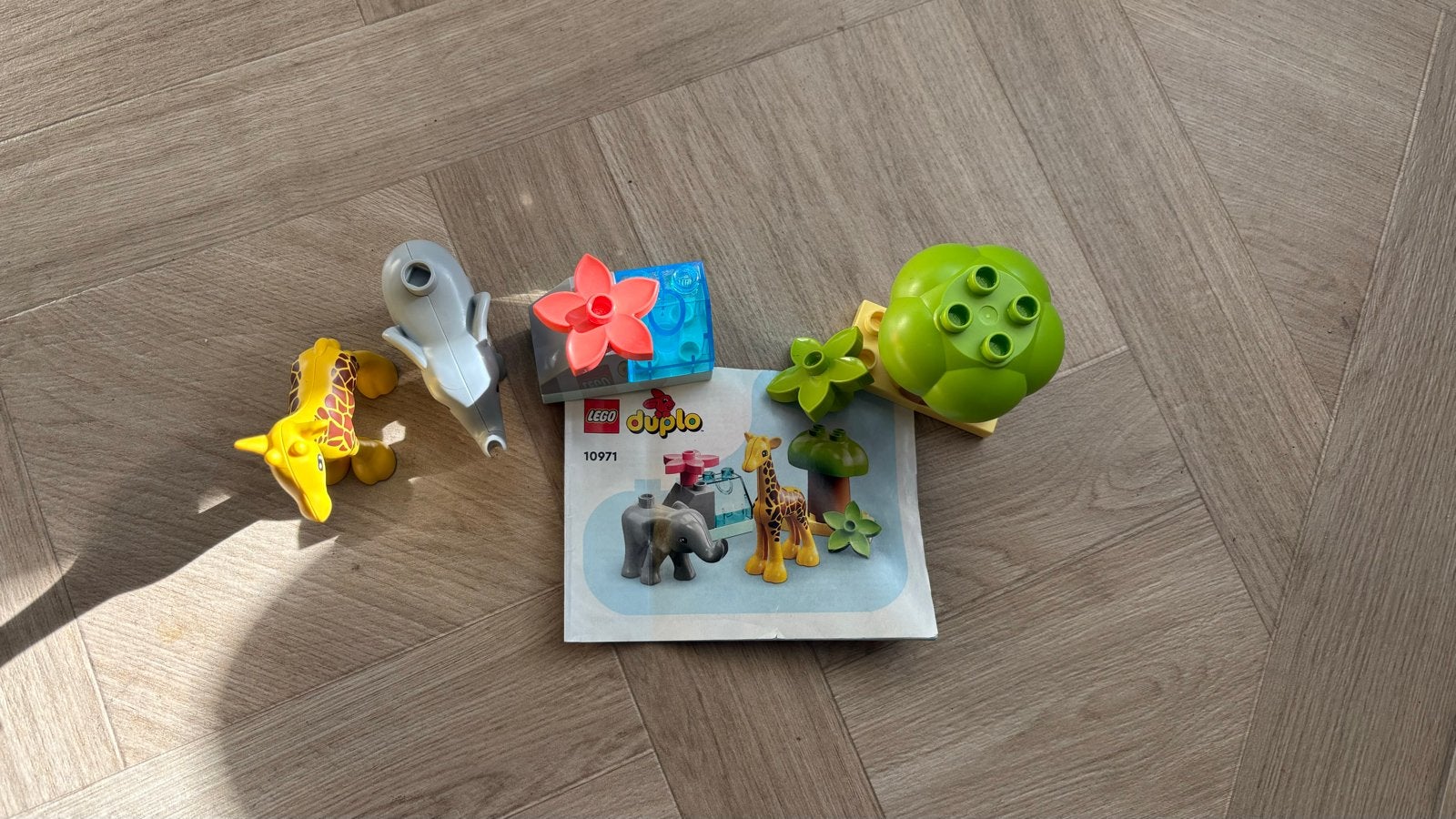 Foto 2 van LEGO Duplo 10971 Wilde Dieren van Afrika met Giraffe