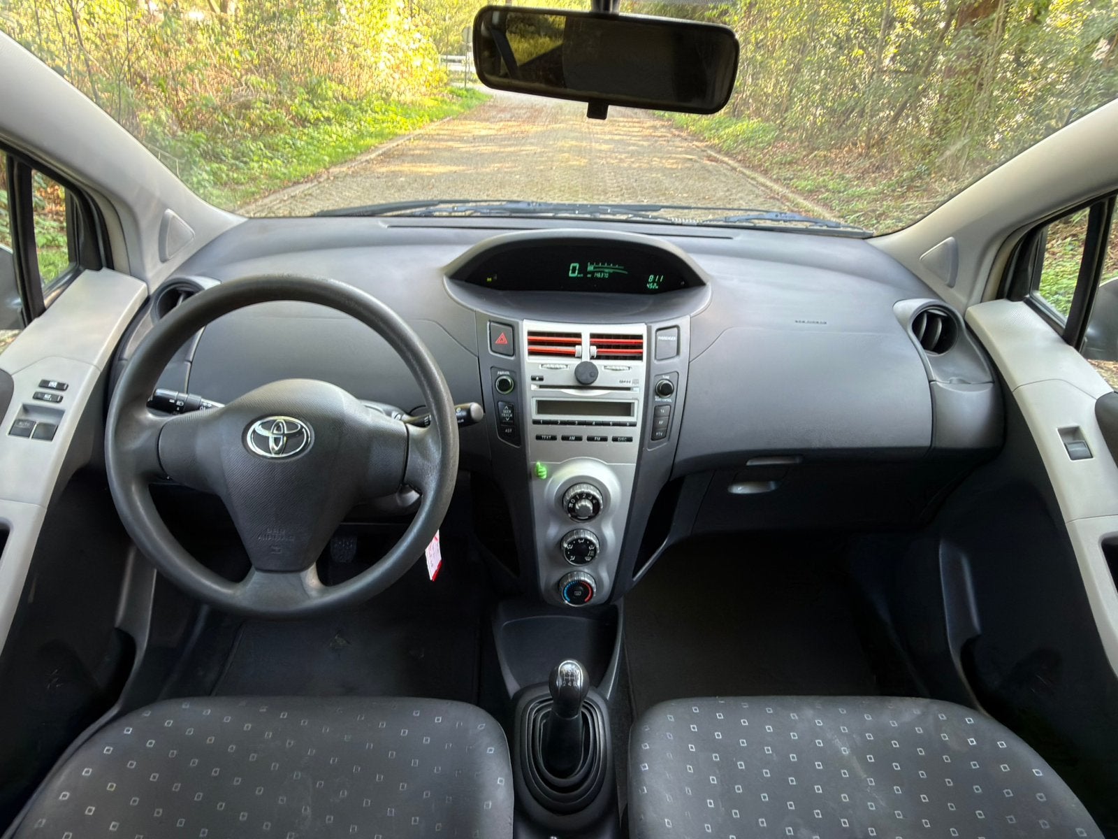 Foto 11 van Toyota Yaris 1.0 12V Vvt-i 5DR  2008 Grijs