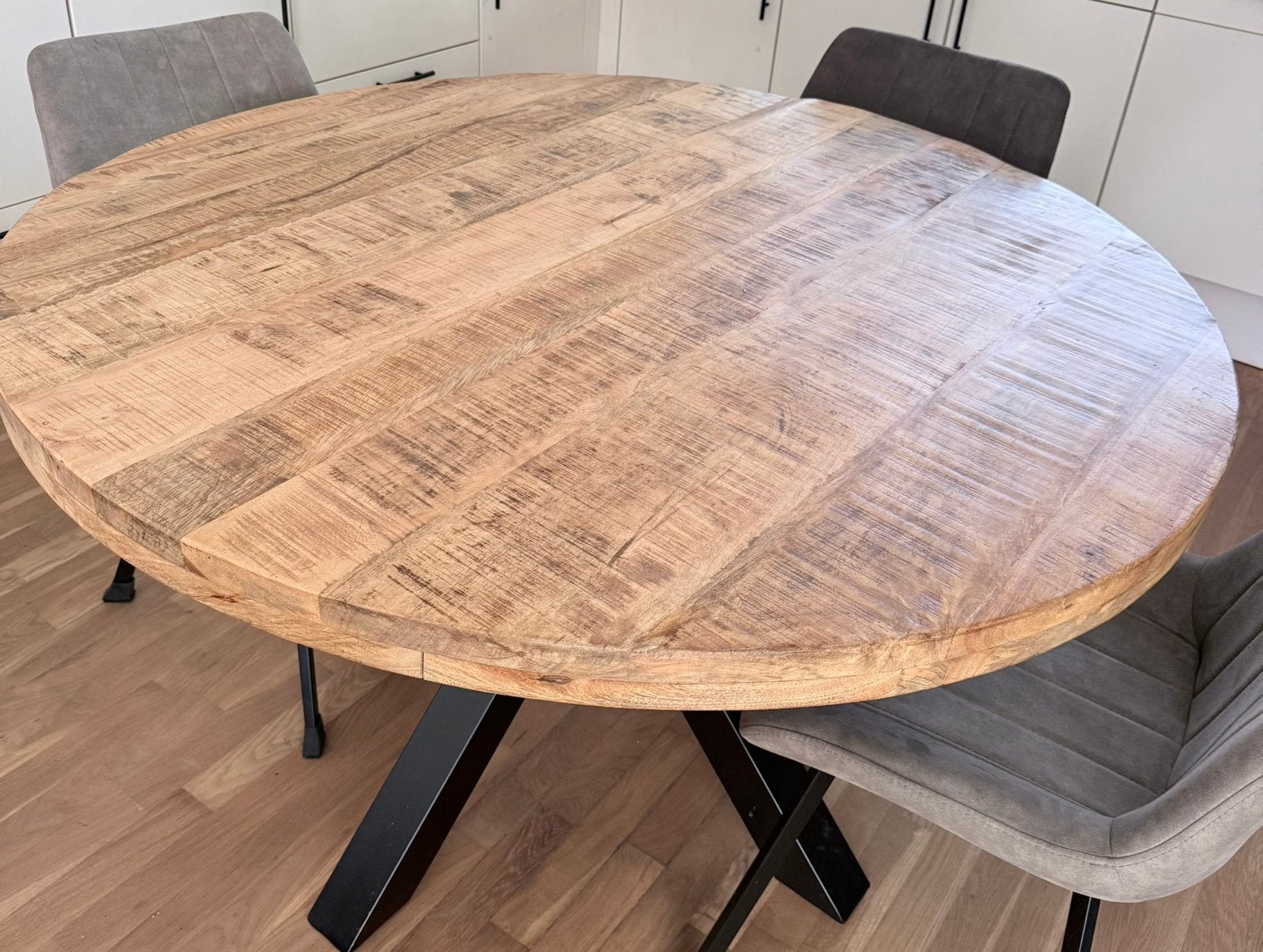 Ronde eettafel mangohout met stalen onderstel, Huis en Inrichting, Ophalen, 100 tot 150 cm, Rond, Zo goed als nieuw