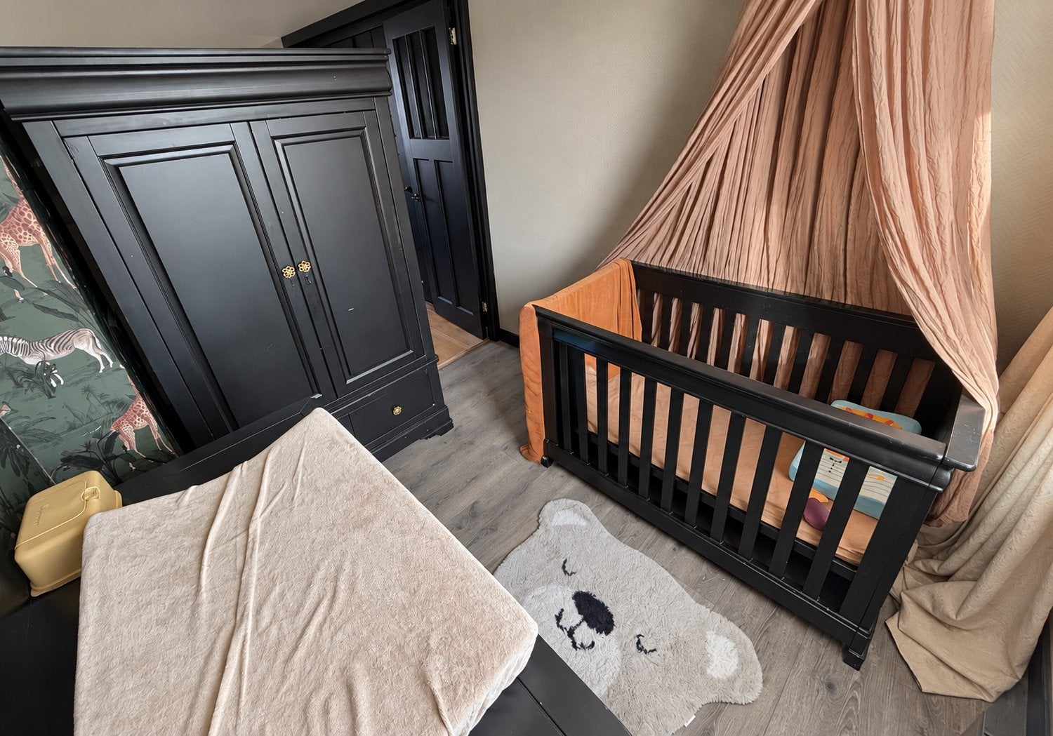 Zwarte klassieke babykamer- ledikant, commode en kledingkast, Ophalen, Gebruikt, 70 tot 85 cm, 140 tot 160 cm