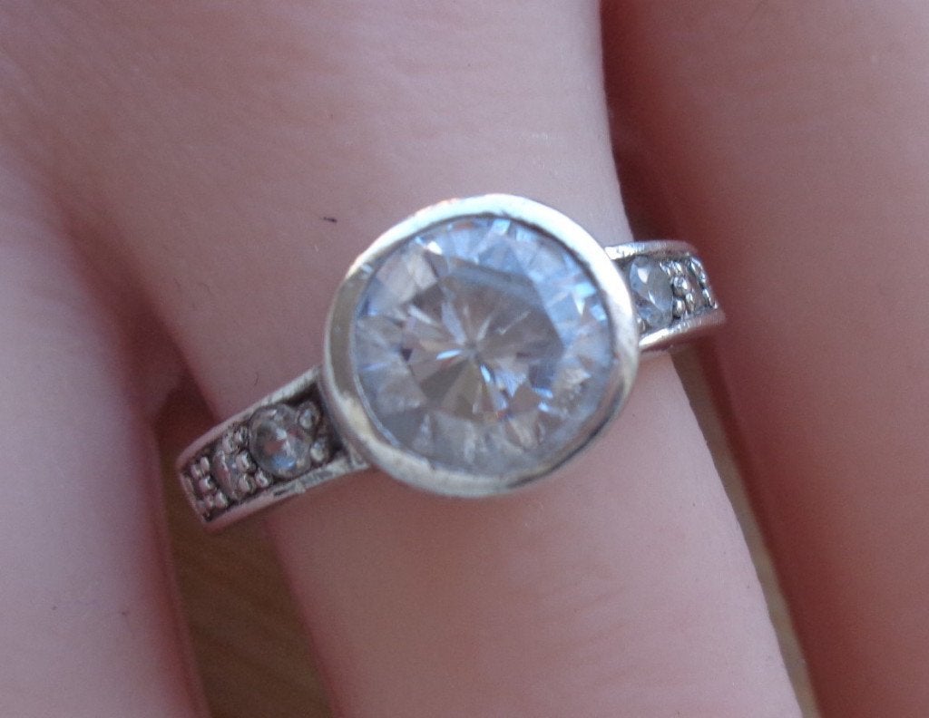zilveren ring met heldere stenen [437], Verzenden, Zo goed als nieuw, 17 tot 18, Dame